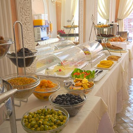 Riad Palais Des Princesses & Spa 호텔 마라케시 외부 사진 A buffet at a hotel