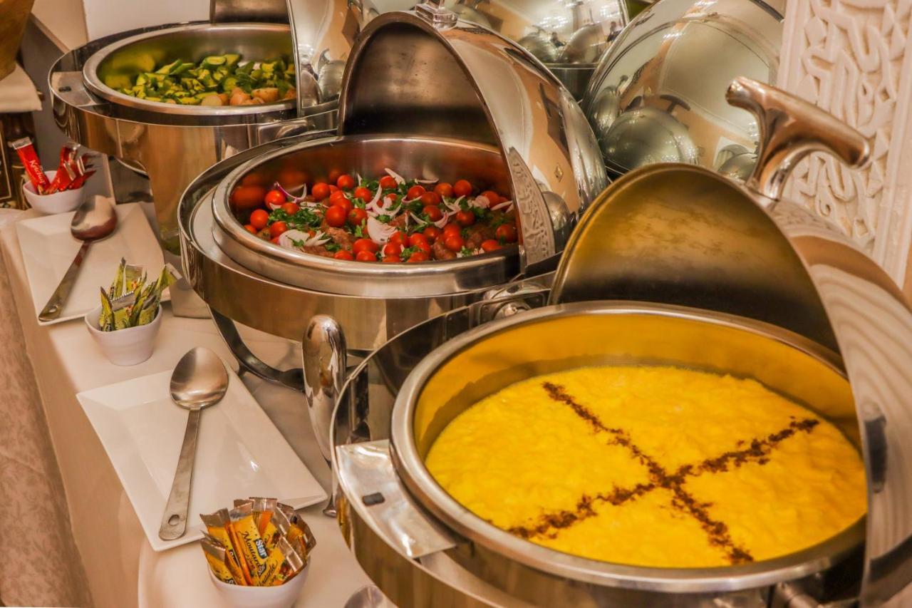 Riad Palais Des Princesses & Spa 호텔 마라케시 외부 사진 A chafing dish with food